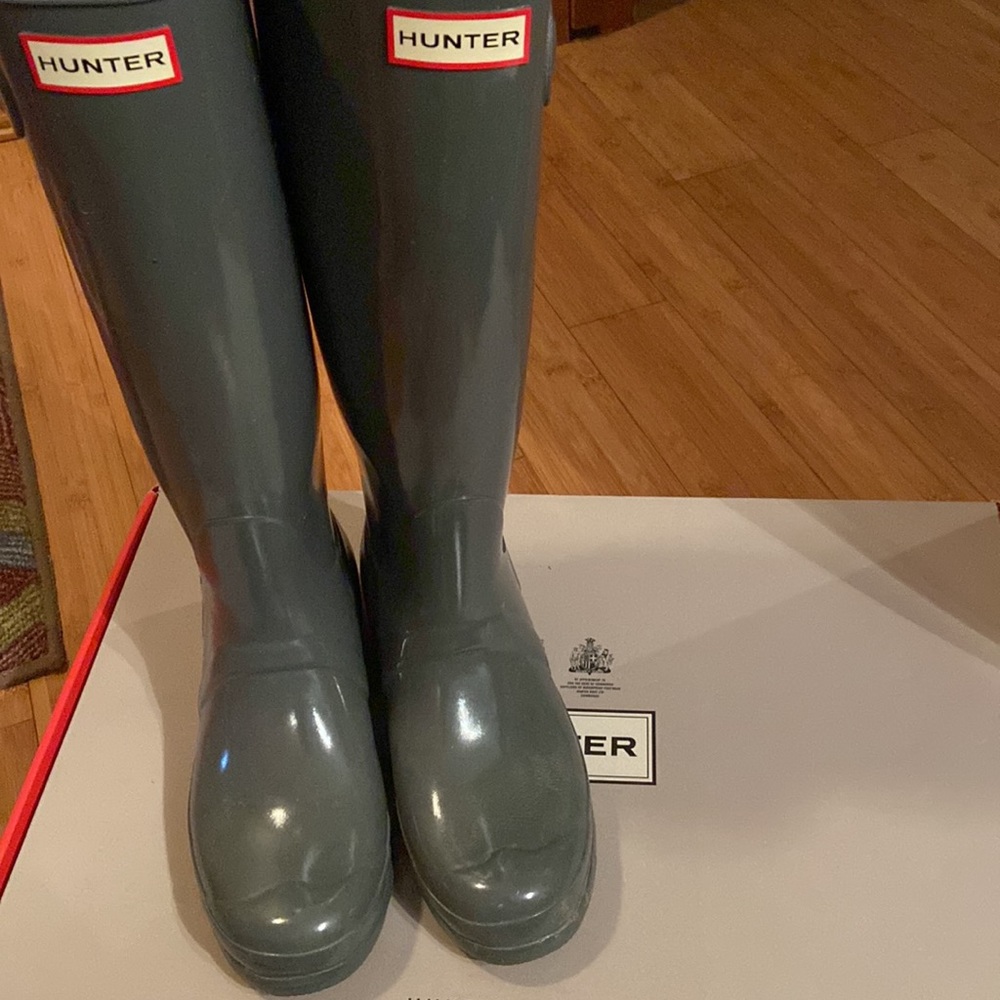 “Feather” grey tall gloss hunter boots